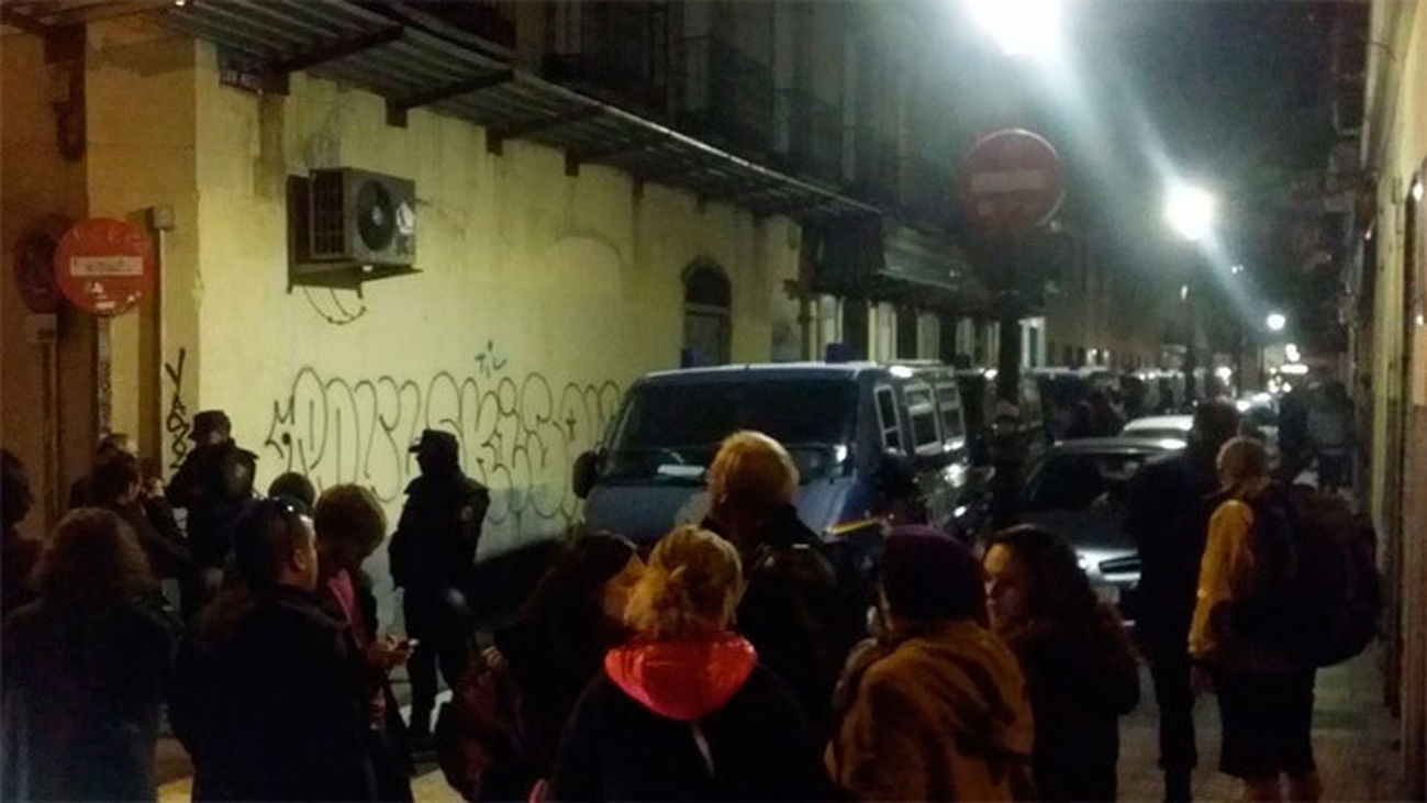 La oposición critica a Ahora Madrid por manifestarse en el desalojo de un edificio ocupado