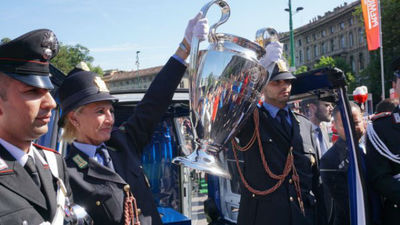 La 'orejona' ya preside la Plaza del Duomo de Milán