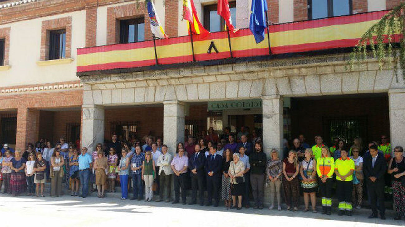 Más de 200 personas guardan tres minutos de silencio en Las Rozas en memoria de Ignacio Echeverría