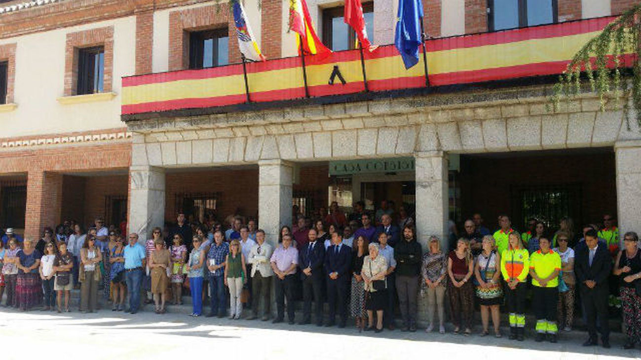 Más de 200 personas guardan tres minutos de silencio en Las Rozas en memoria de Ignacio Echeverría