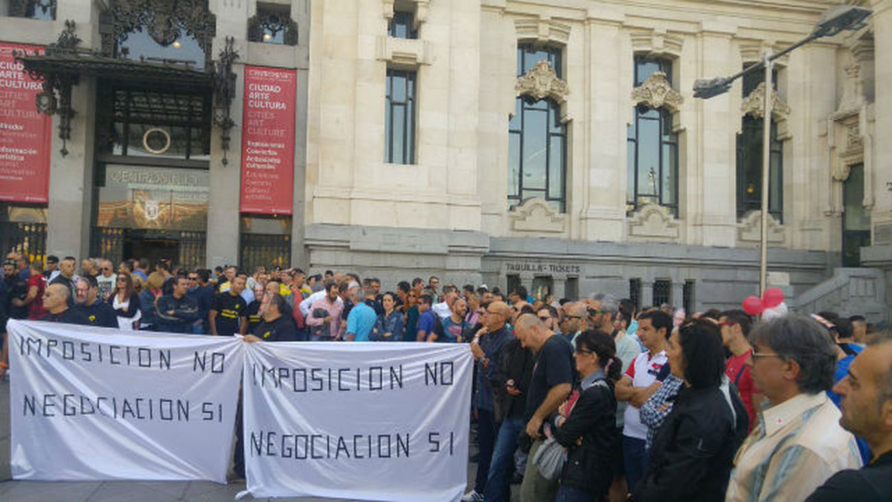 Unos 400 cientos policías municipales se concentran por la discriminación de Carmena