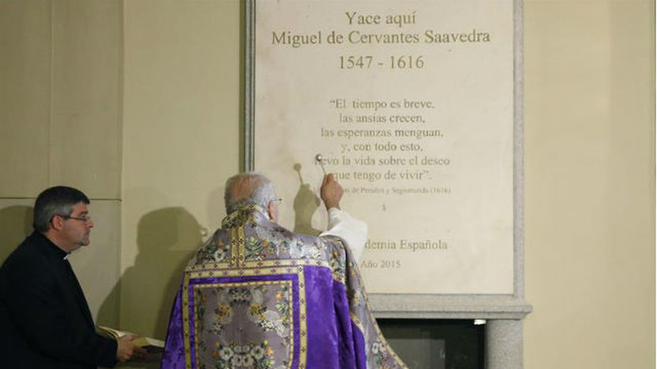 Los restos de Cervantes descansan ya en su nuevo monumento en las Trinitarias