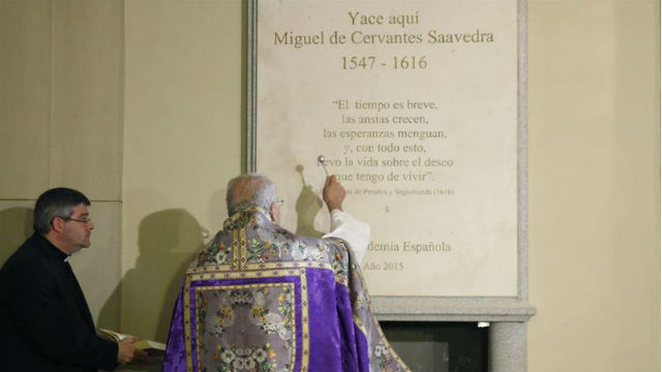 Los restos de Cervantes descansan ya en su nuevo monumento en las Trinitarias