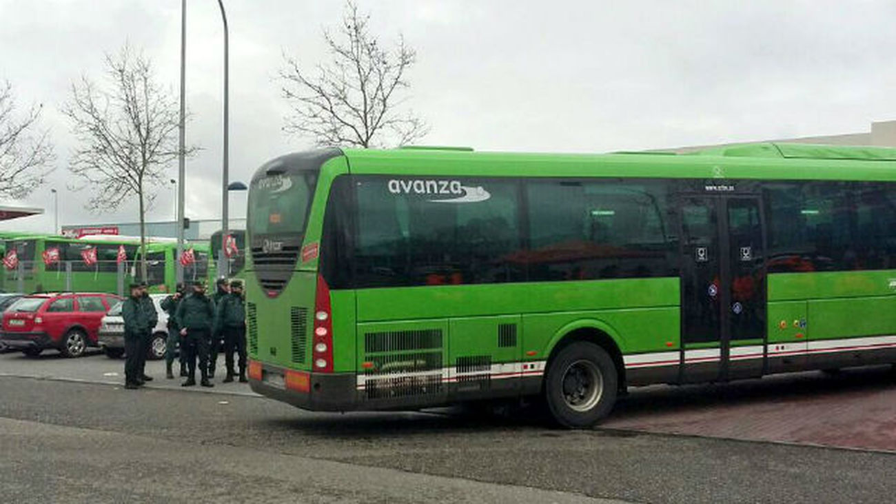 Seis lunas rotas y retrasos en la huelga de autobuses Larrea del noroeste
