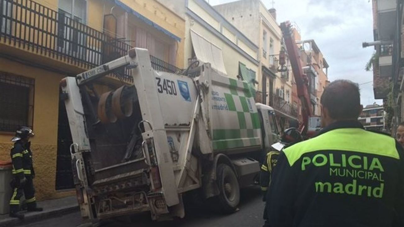 Un socavón en Vallecas provoca el malestar de los vecinos ante la pasividad del ayuntamiento