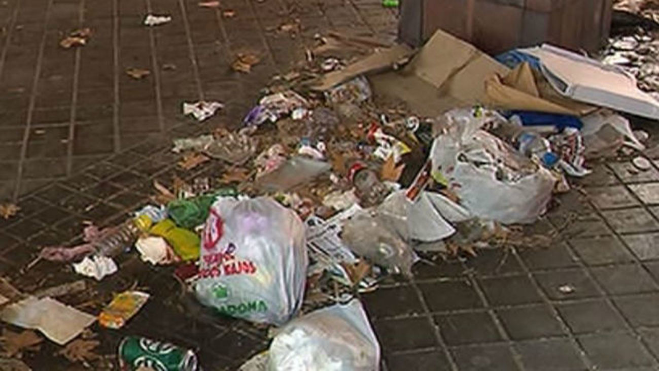 La suciedad en las calles sigue siendo otras de las asignaturas pendientes de la capital