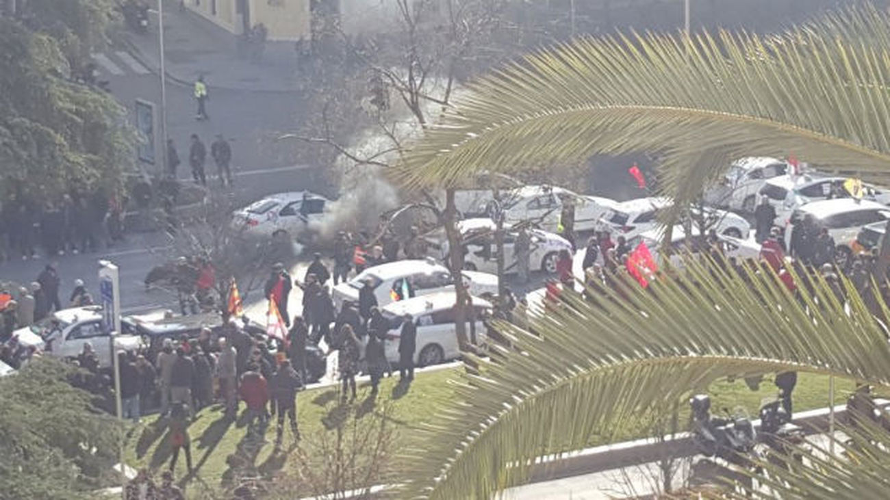 Los taxistas cortan el centro de Madrid con lanzamiento de bengalas y huevos