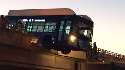 Un bus lanzadera del Mad Cool sin pasajeros queda suspendido de un puente en la M-11