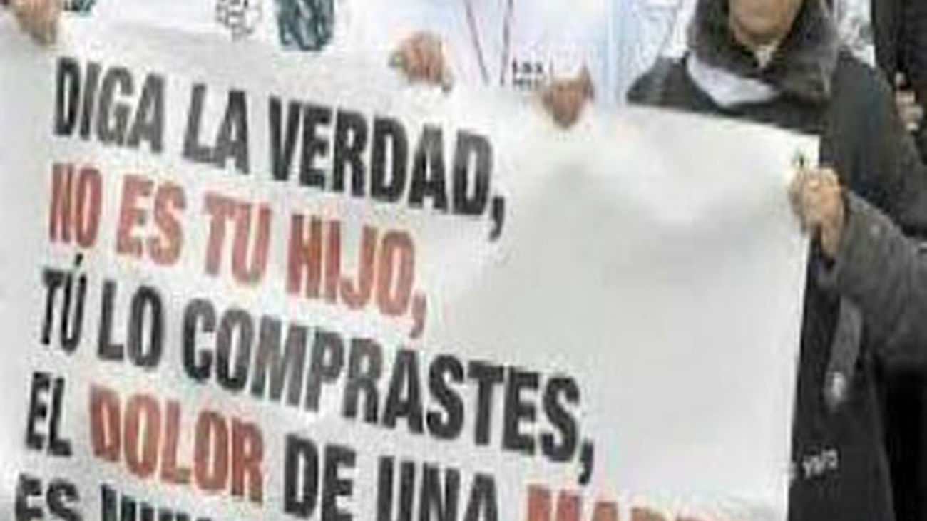 Afectados por casos de bebés robados se concentran en Sol