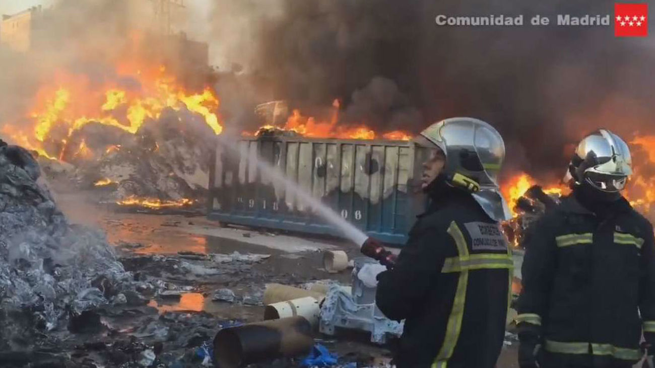 Arde el exterior de una planta de reciclaje de papel en Arganda del Rey