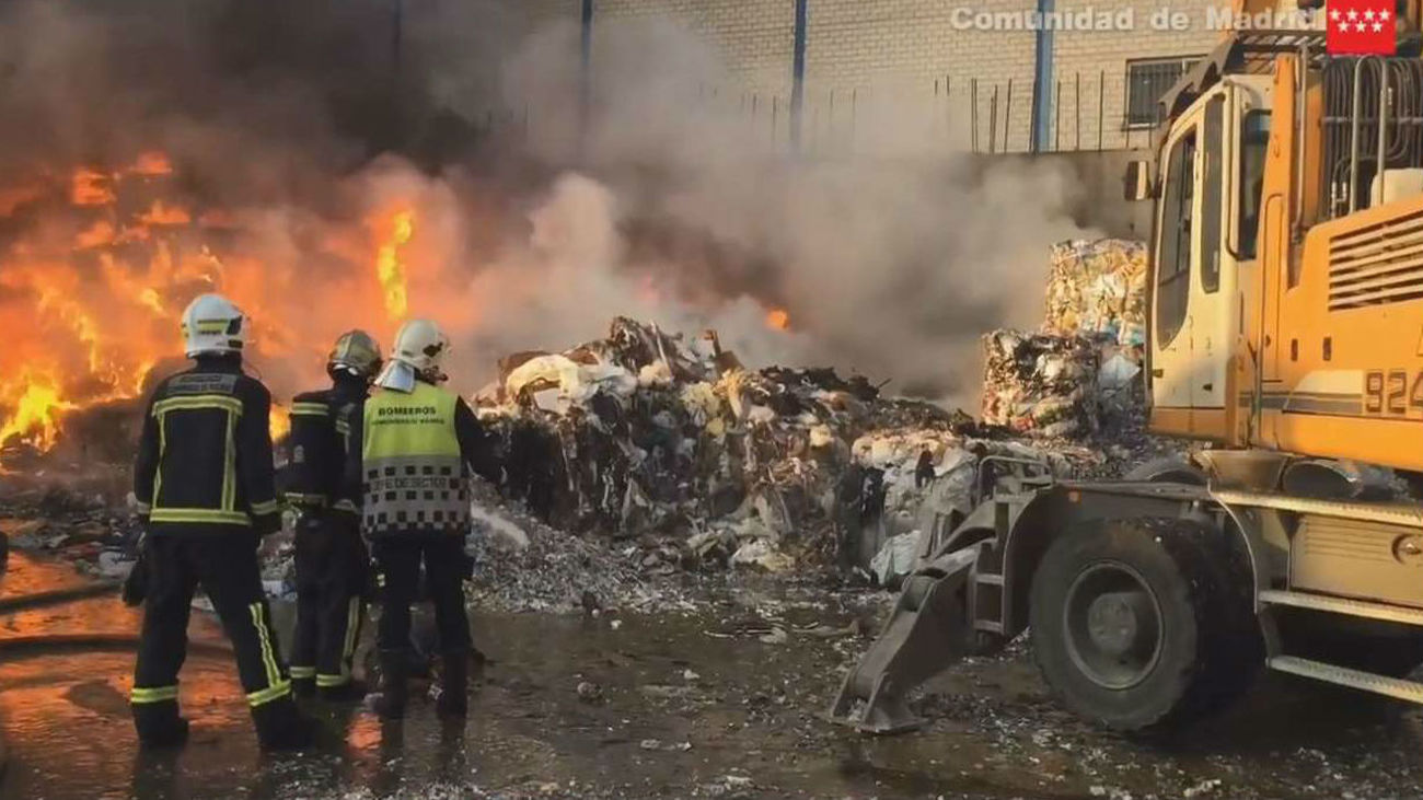 Arde el exterior de una planta de reciclaje de papel en Arganda del Rey