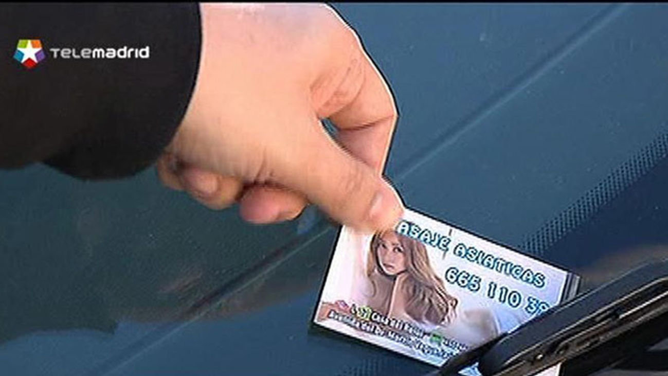 Asociaciones vecinales y AMPAS lanzan una campaña 'No acepto Madrid' contra las tarjetas de publicidad de prostitución