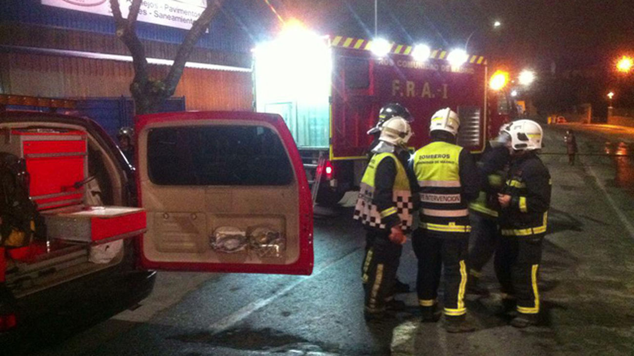 Atendidas 50 personas por inhalación de humo tras incendiarse  unos colchones junto a un local en Torrejón de Ardoz