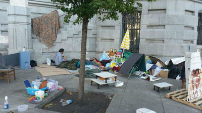 Ayuntamiento y Delegación, a la greña por el desalojo de las acampadas de neonazis y antisistemas de Cibeles
