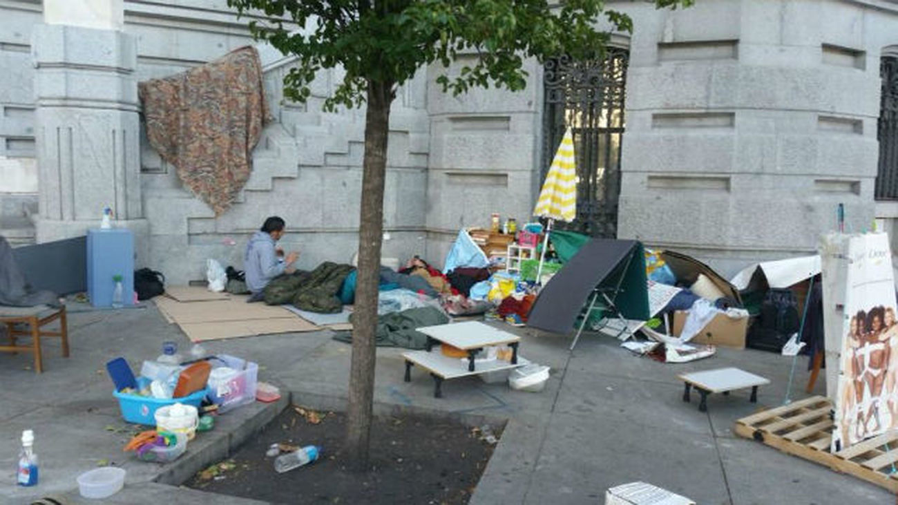 Ayuntamiento y Delegación, a la greña por el desalojo de las acampadas de neonazis y antisistemas de Cibeles