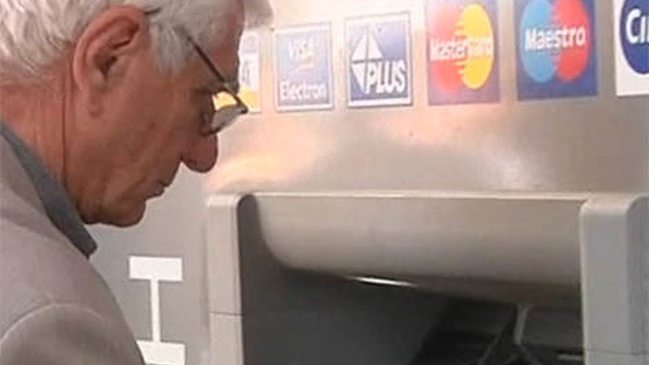 Banco España propondrá un cambio normativo contra la doble comisión en cajeros