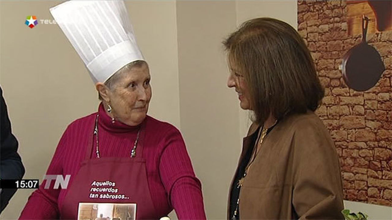 Botella presenta un libro de recetas elaboradas por enfermos de Alzheimer