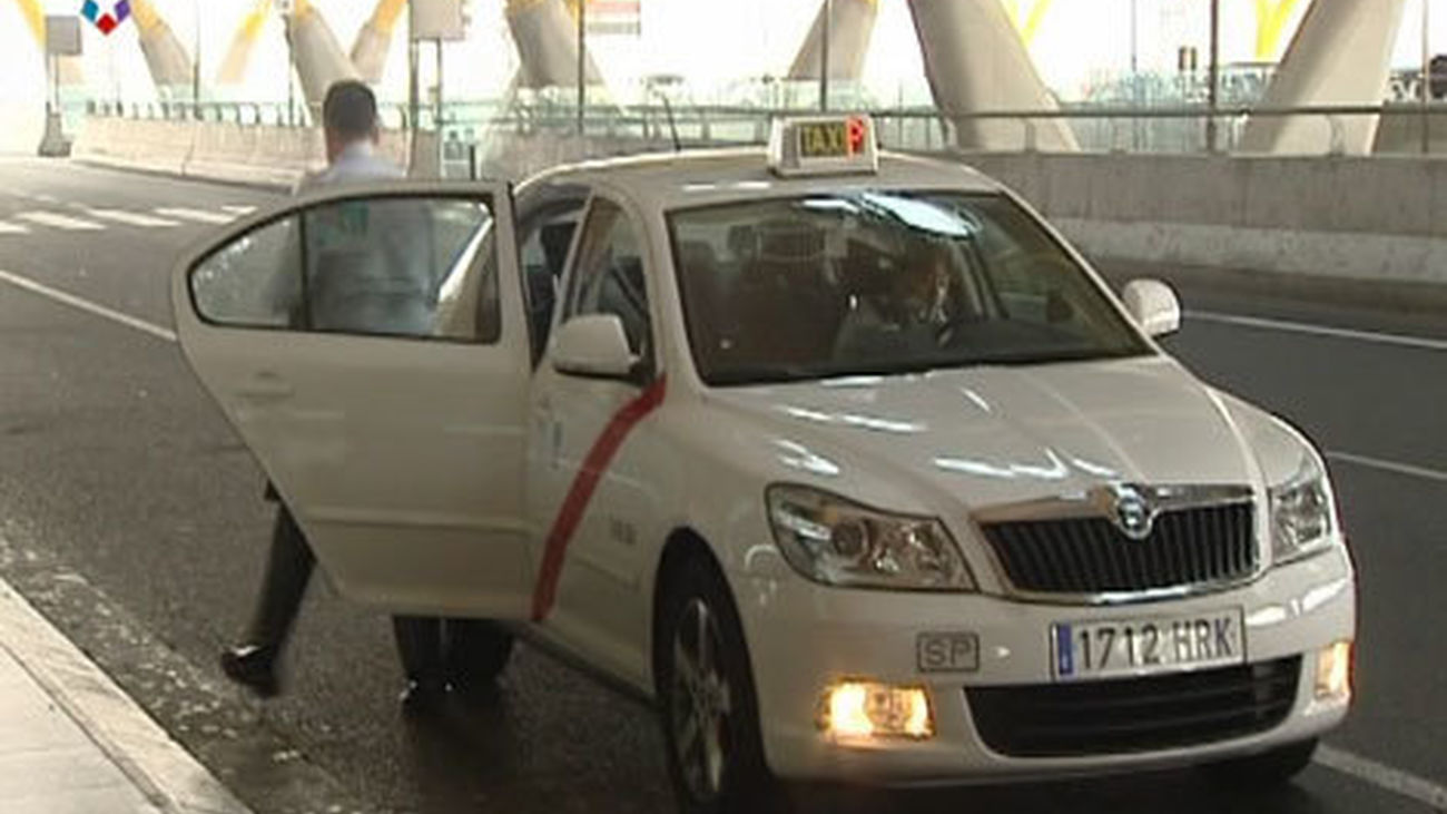 Botella dice que las nuevas tarifas del taxi darán seguridad a usuarios y turistas