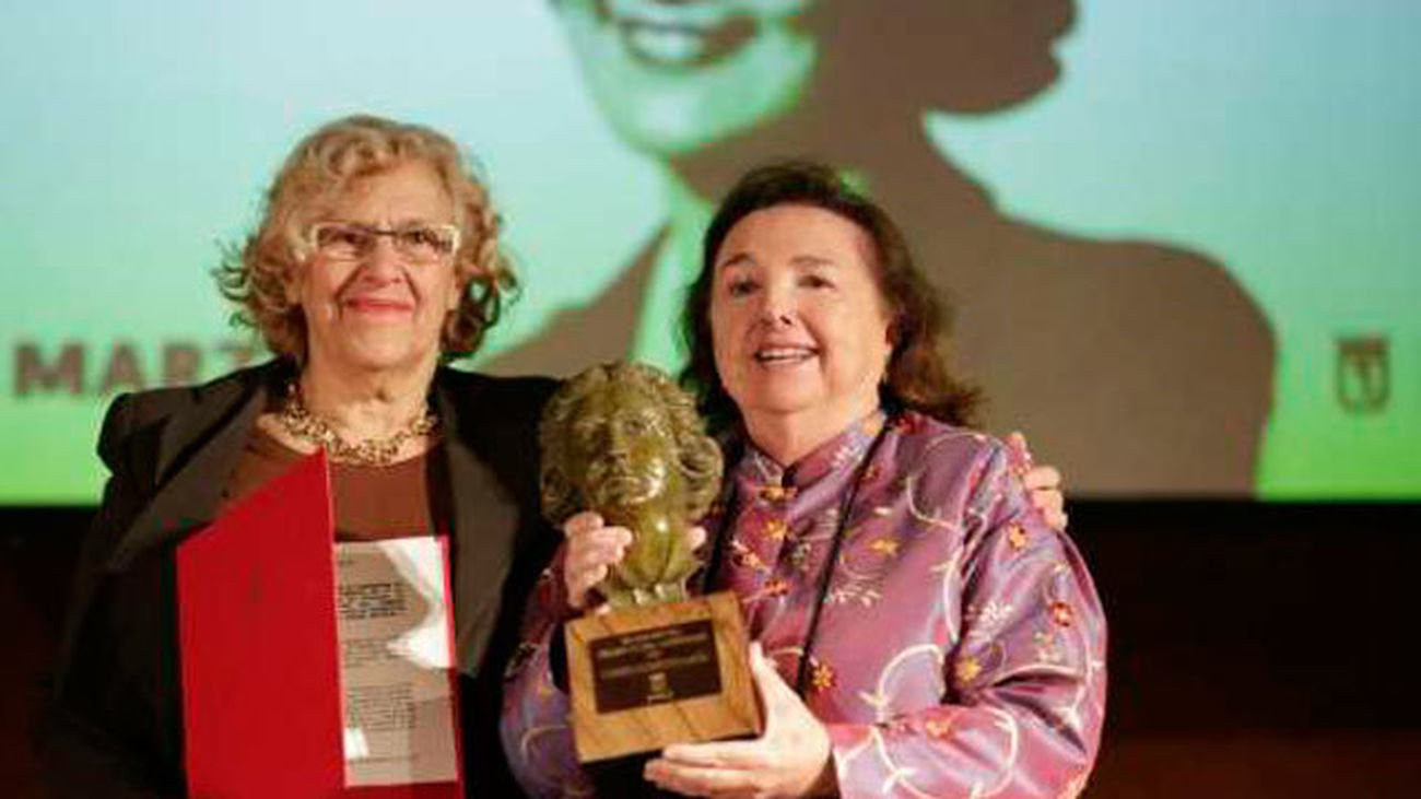 Carmena entrega a Carmen Sarmiento, en el Día de la Mujer, el premio Clara Campoamor