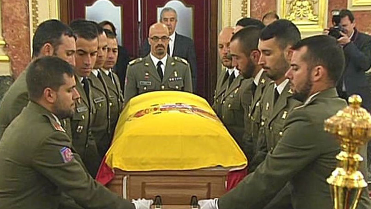 Cientos de personas han visitado la capilla ardiente de Adolfo Suárez en el Congreso