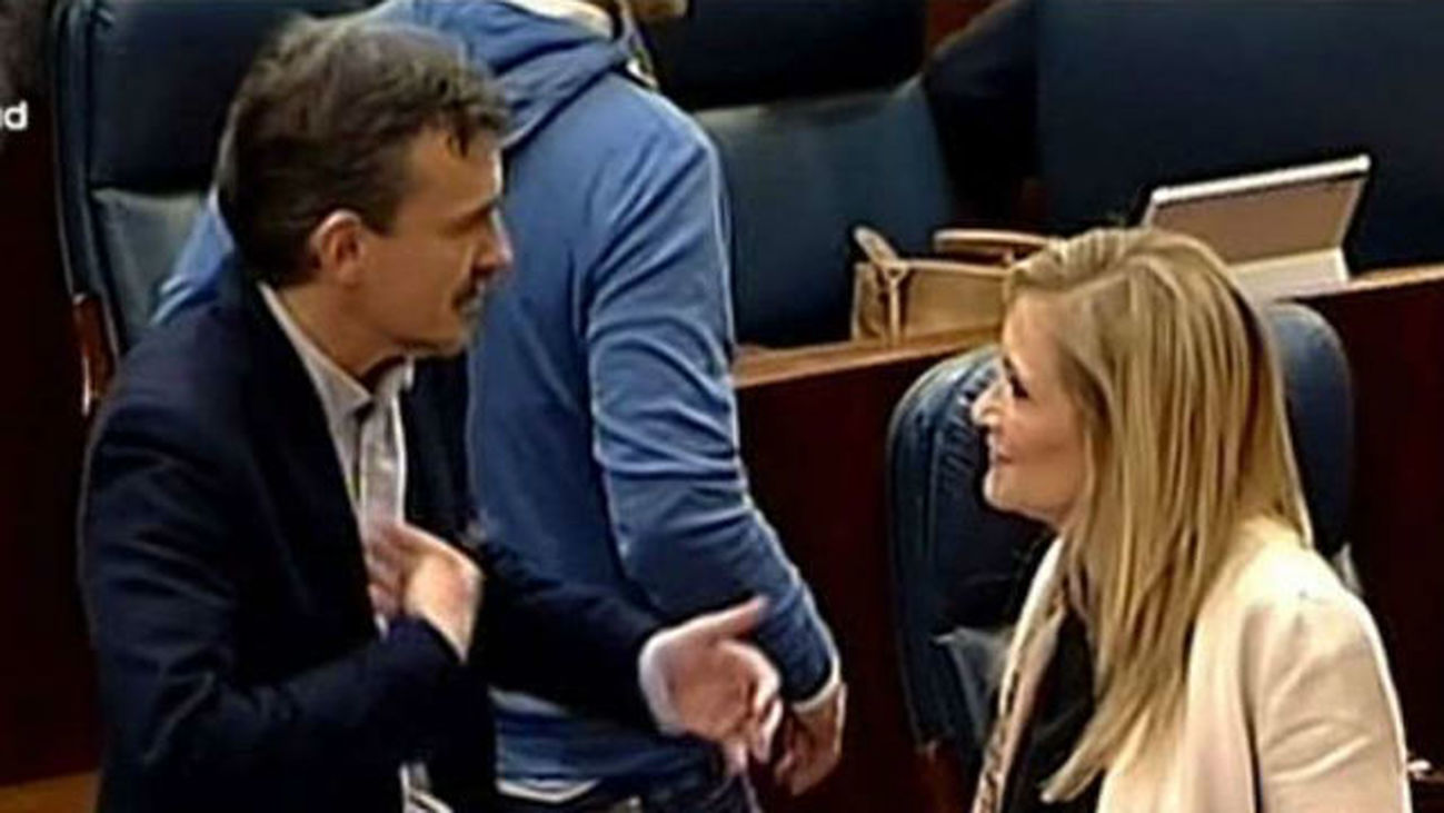 Cifuentes y López se reprochan dañar a los madrileños con el presupuesto de la EMT