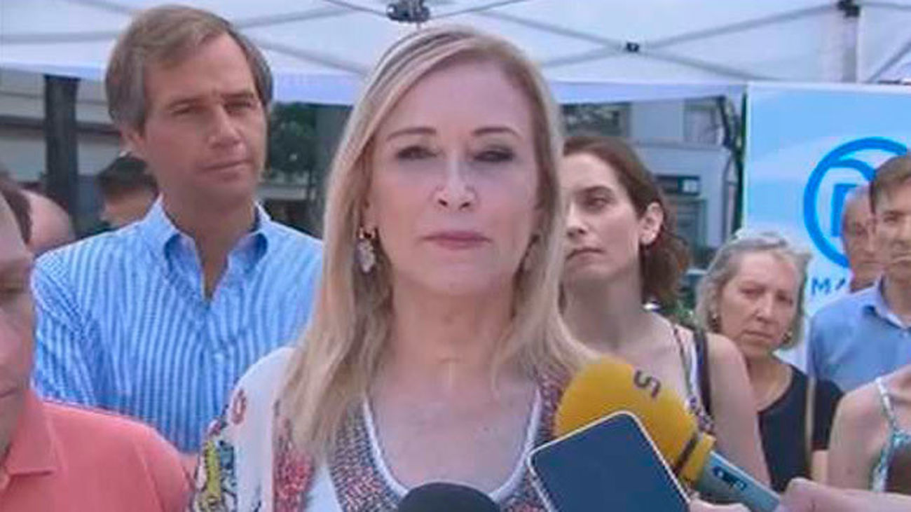 Cifuentes cree que Pablo Iglesias lleva meses trabajando para "quitarse de encima a Errejón"