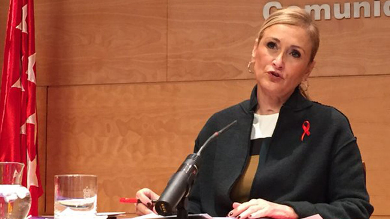 Cifuentes ve una "buenísima noticia" la bajada del paro, "la mayor bajada de la serie histórica en noviembre"