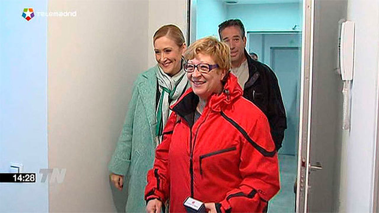 Cifuentes entrega las llaves de sus viviendas a más de 108 familias en Hortaleza