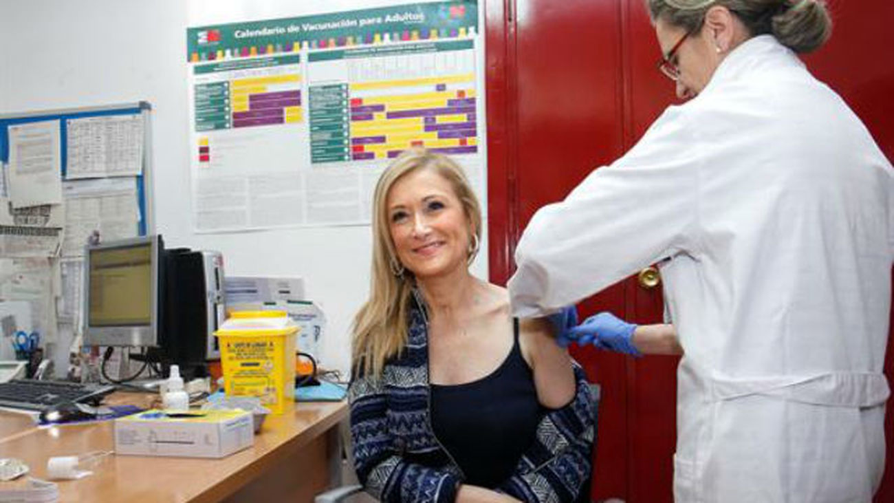 Cifuentes anima a los madrileños a donar sangre durante la campaña de navidad