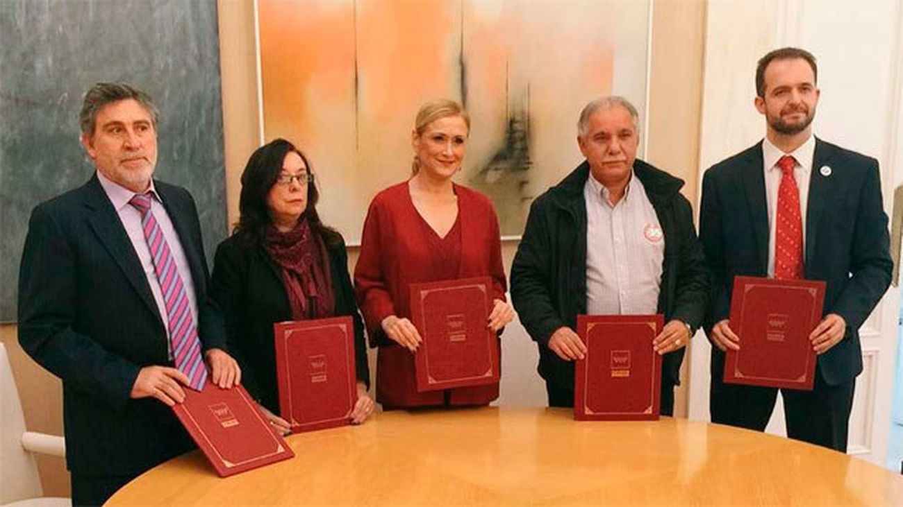 Cifuentes y los sindicatos firman el primer acuerdo en 8 años para empleados públicos