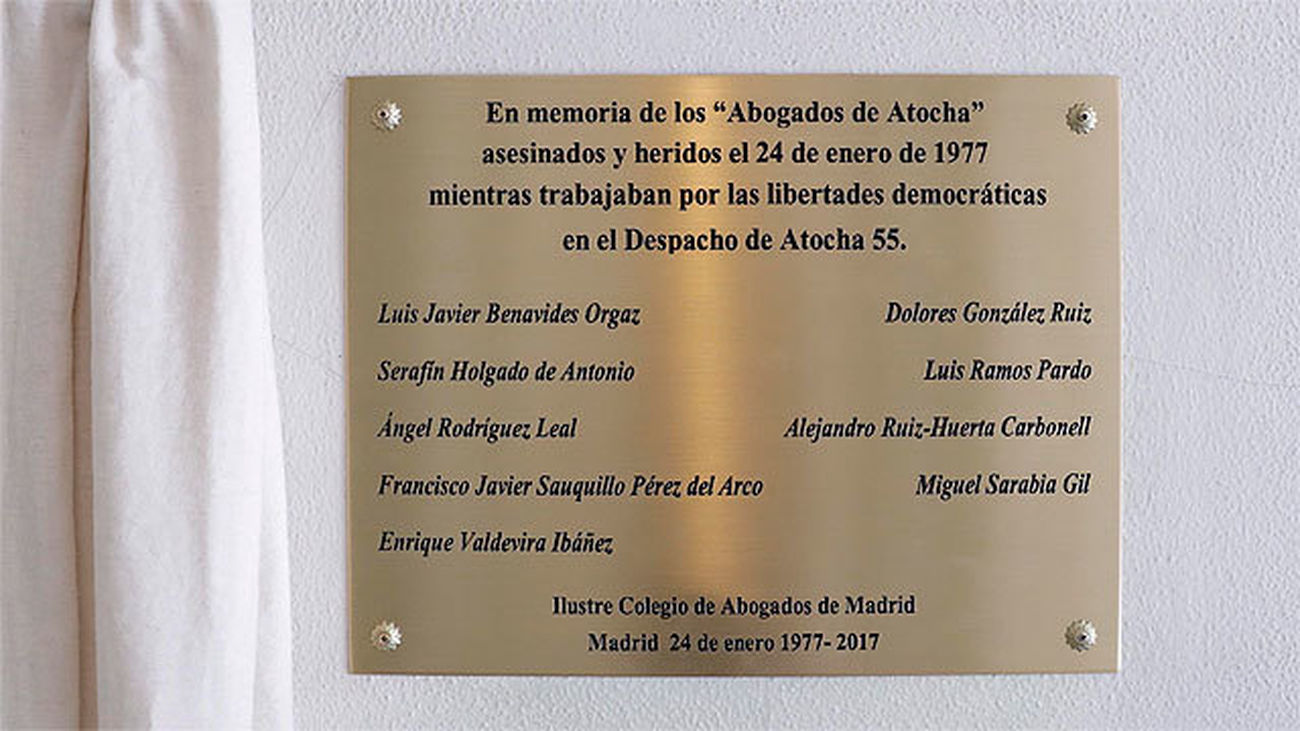 Una placa en el Colegio de Abogados en recuerdo de los laboralistas asesinados en Atocha