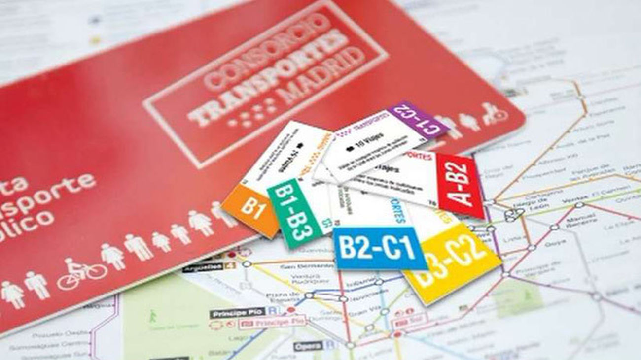 Varios abonos transporte de Madrid