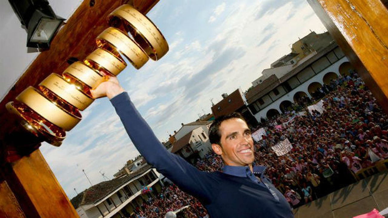 Contador es recibido en su pueblo como un verdadero campeón