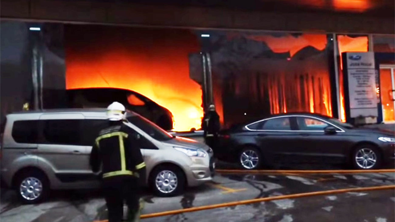 Controlado el incendio en Rivas Vaciamadrid en el que han ardido 28 vehículos