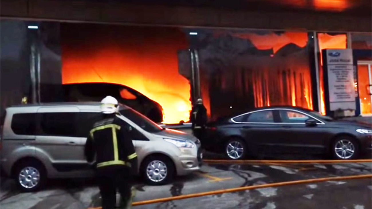 Controlado el incendio en Rivas Vaciamadrid en el que han ardido 28 vehículos