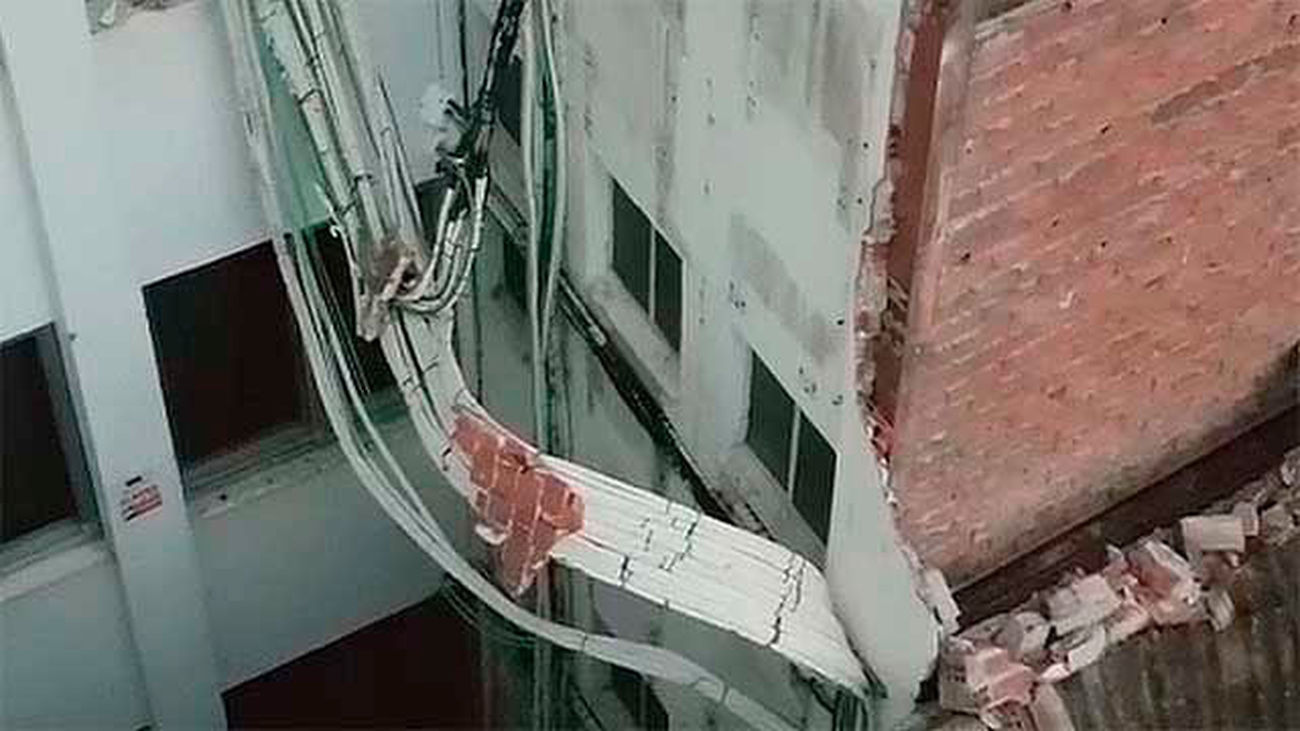 Desalojados dos edificios de la calle Carranza tras caer un muro de uno sobre el otro