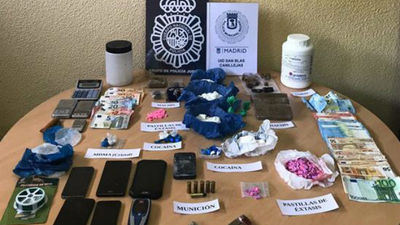 Desarticulados dos puntos de venta de droga ubicados en un mismo edificio del barrio de Canillejas