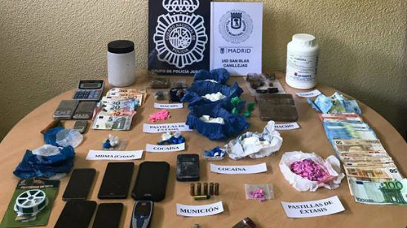 Desarticulados dos puntos de venta de droga ubicados en un mismo edificio del barrio de Canillejas