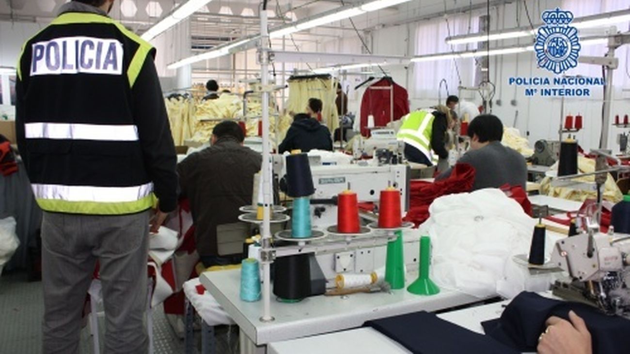 Detenida una empresaria en Brunete por explotar a 44 trabajadores en talleres textiles