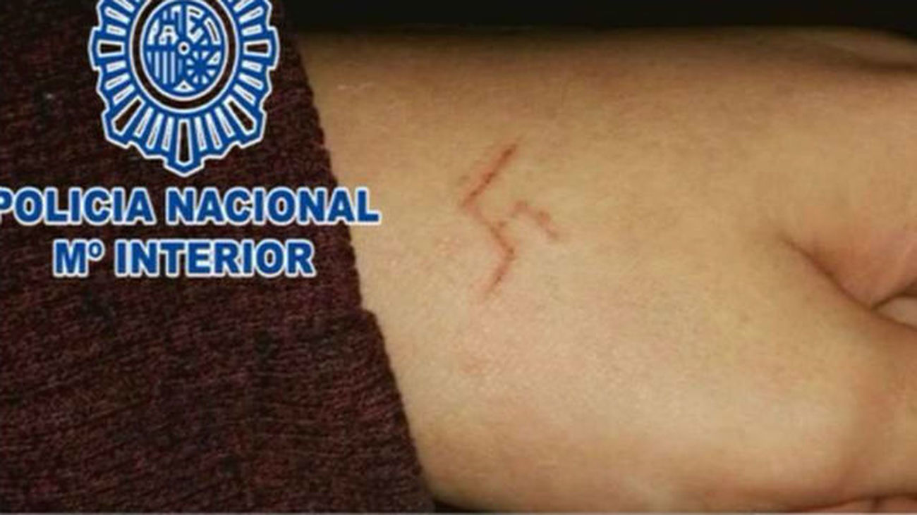 Detenidos seis ultras por grabar a fuego una esvástica en la mano a una chica