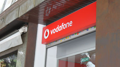 Detienen a tres trabajadores por cargar a clientes de Vodafone 70 altas falsas