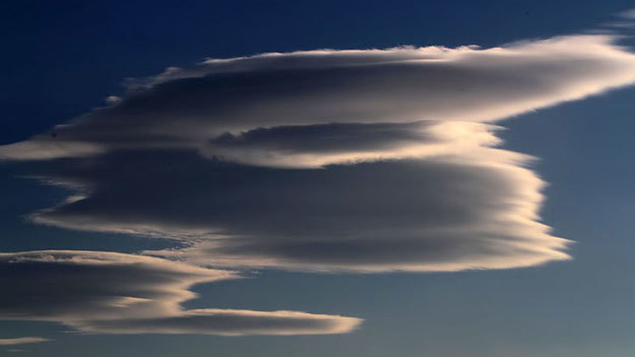 Día nuboso con nieblas matinales