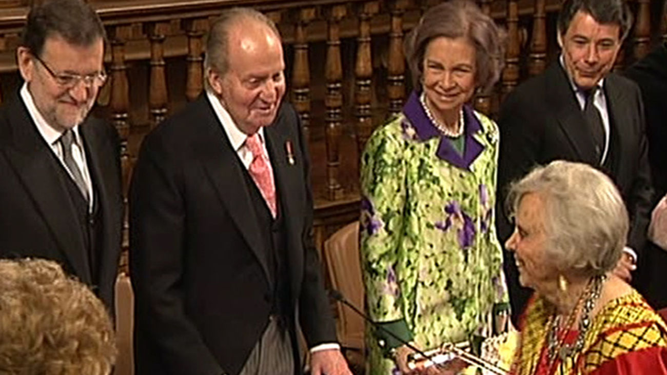 La escritora y periodista mexicana Elena Poniatowska ha recibido este mediodía el Premio Cervantes de manos del Rey