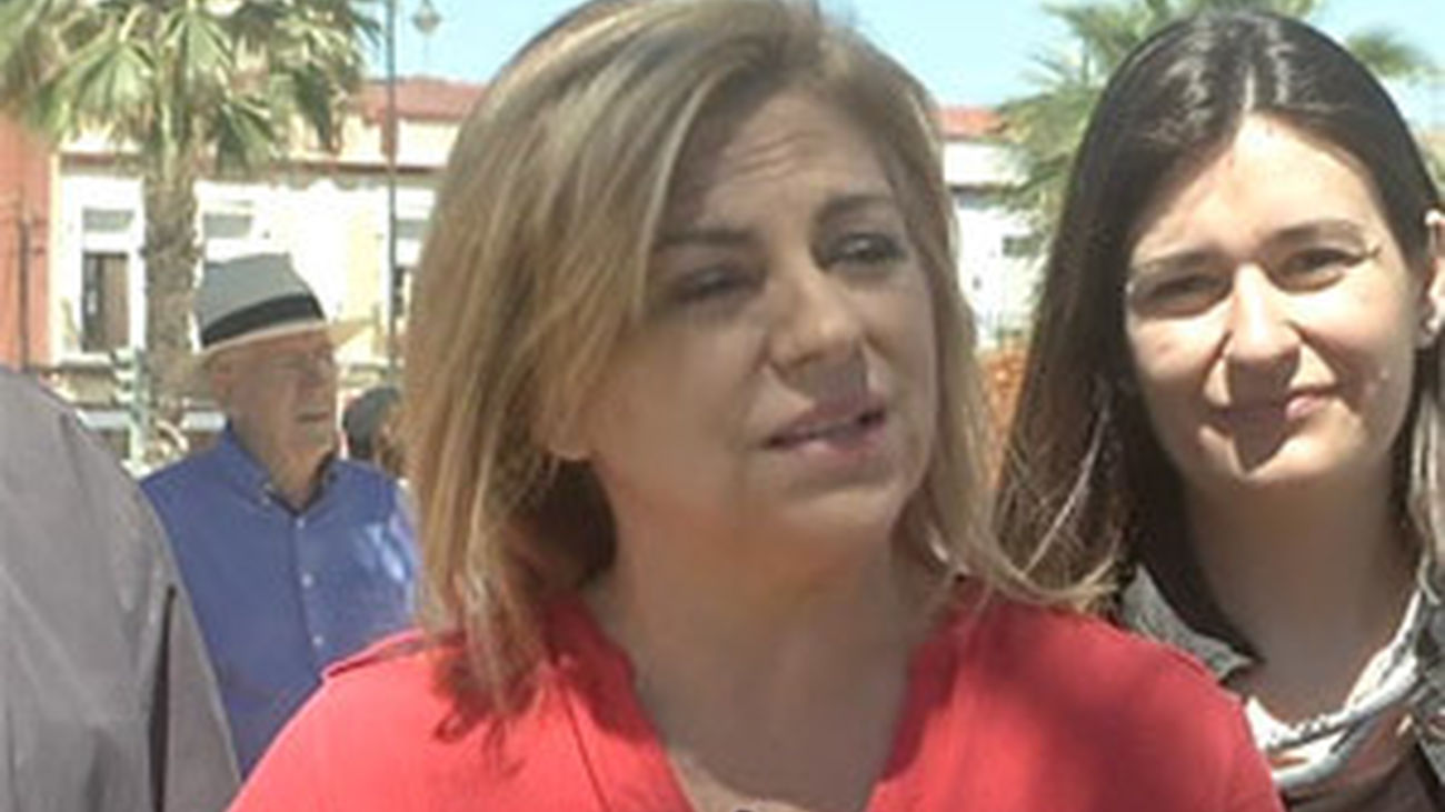 Elena Valenciano, en campaña, arremete contra el PP