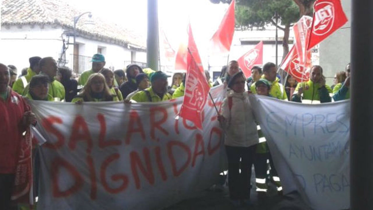 Empleadas de limpieza de colegios públicos de Parla vuelven a concentrarse por retrasos en sus nóminas