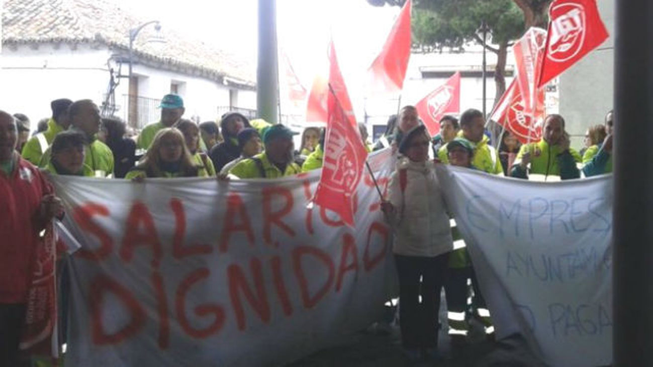 Empleadas de limpieza de colegios públicos de Parla vuelven a concentrarse por retrasos en sus nóminas