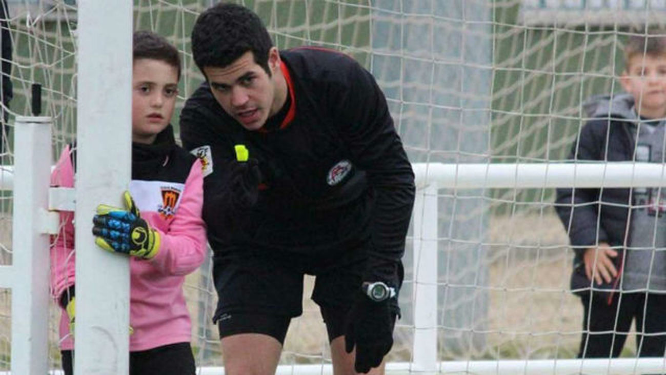 Entrevista a David Téllez, un árbitro que enseñó a un niño a colocar una barrera