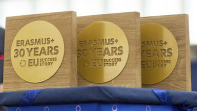 Entrevistas a Dimitri Barua, de la Comisión Europea en España, y a los estudiantes Íñigo Cruz y Jordi Calderón, con motivo de l