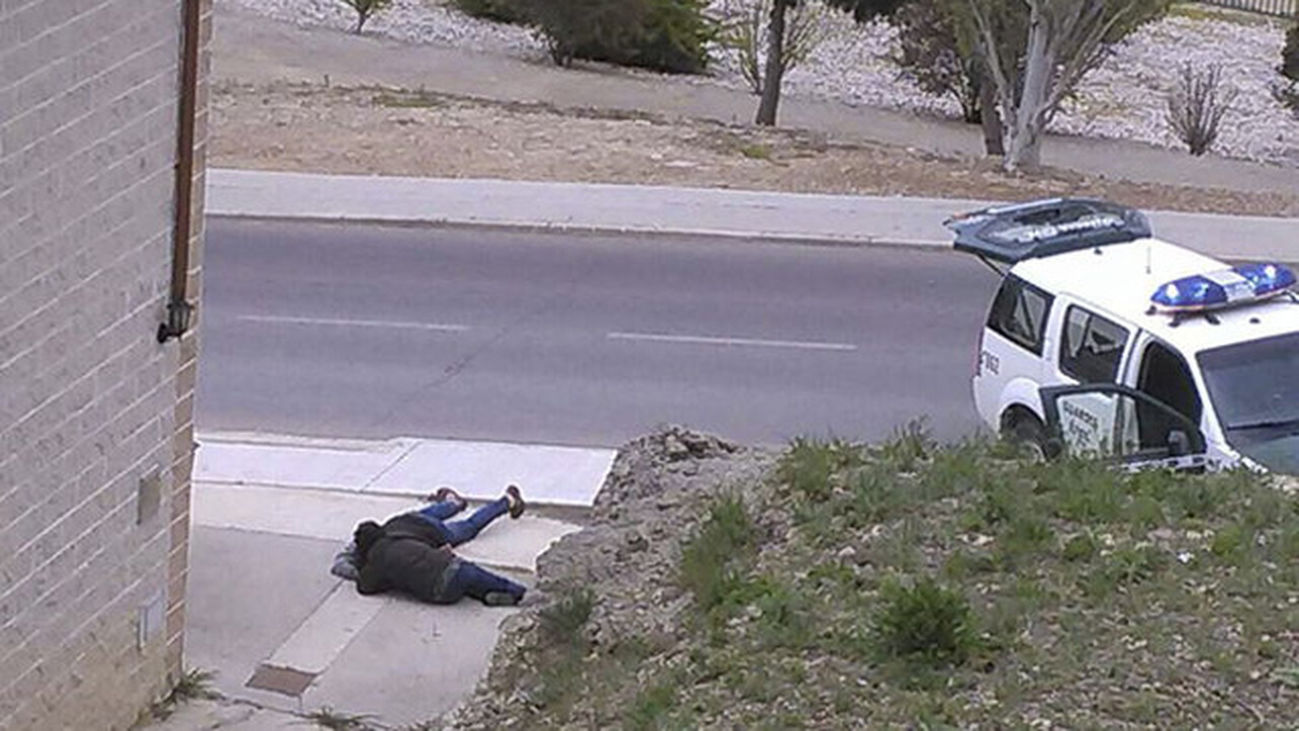 Fallece el hombre atrincherado en Ejea y un Guardia Civil, herido grave tras un intenso tiroteo