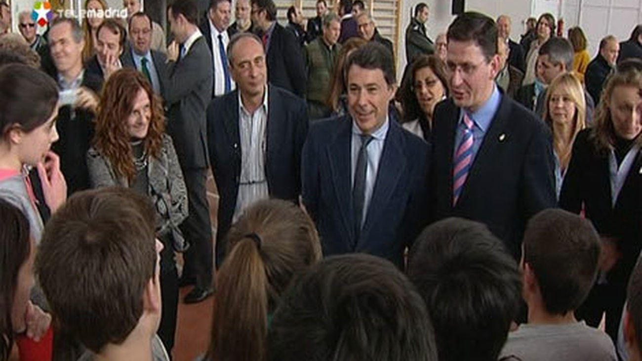 González visita el gimnasio 'Luis García Berlanga' en Guadalix de la Sierra